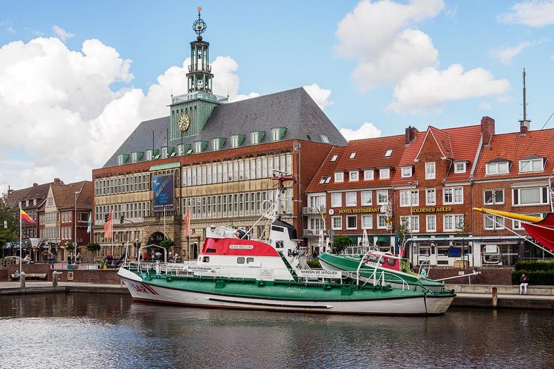 Ratsdelft mit Rathaus und Museumskreuzer Georg Breusing in Emden