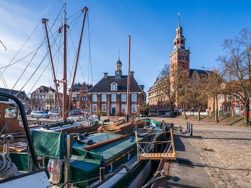 Museumshafen mit Alter Waage und Rathaus in Leer