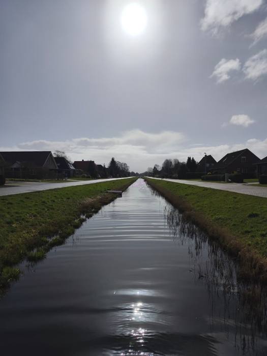 Sonne spiegelt sich im Fehnkanal
