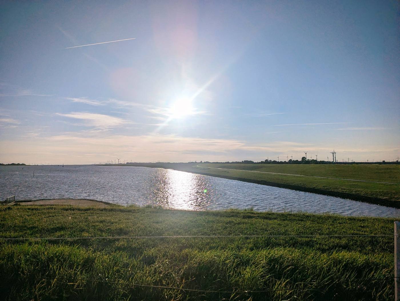 Blick vom Deich auf die Ems an der Schleuse