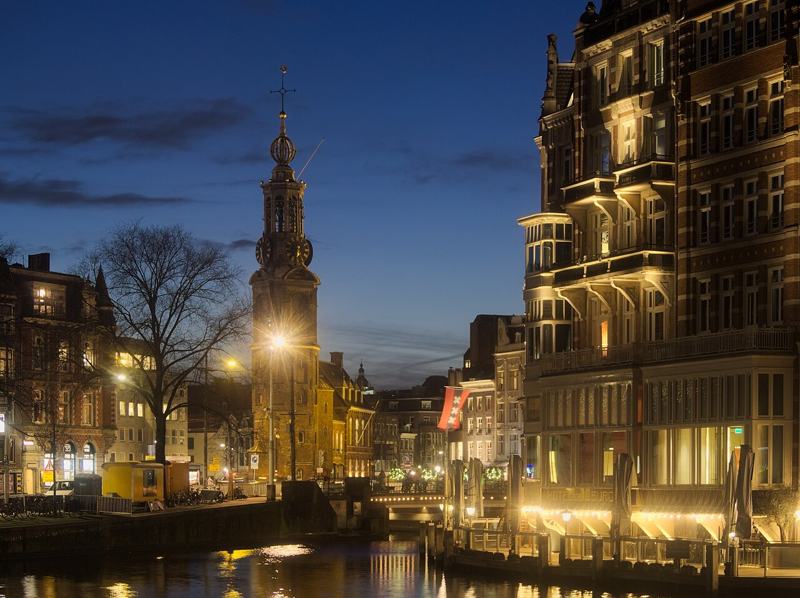 Munttoren an der Amstel in Amsterdam zur blauen Stunde