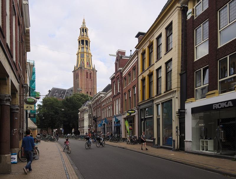 Brugstraat in Groningen mit dem Turm der Der Aa-kerk