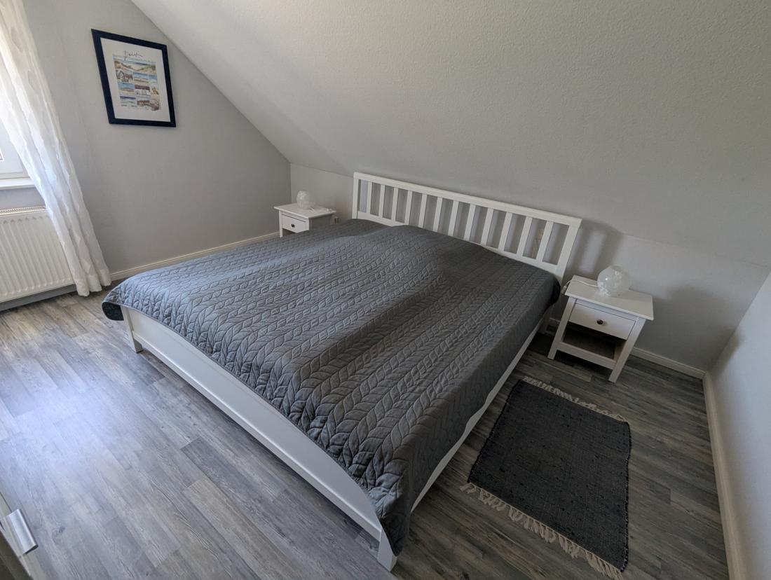 Kingsize-Bett mit zwei Nachttischen und Lampen