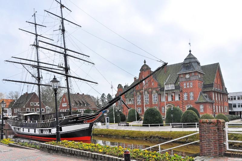 Brigg Friederike von Papenburg am Hauptkanal vor dem Rathaus